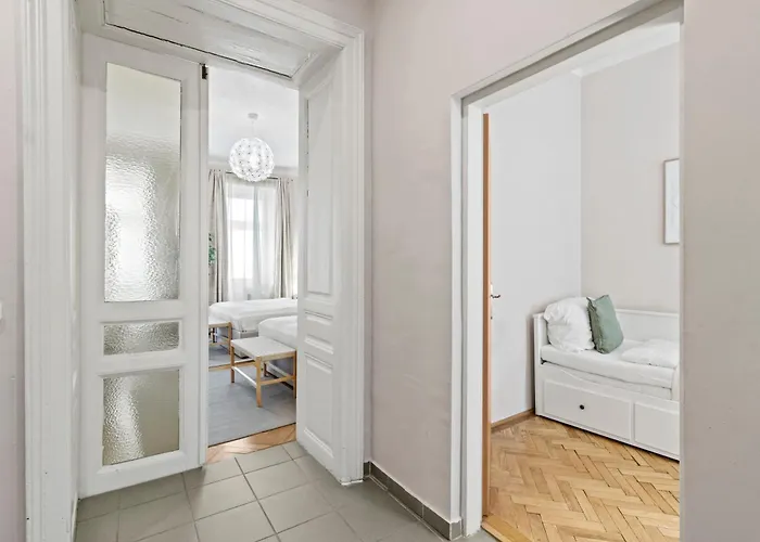 Stylish Und Zentral I 6 Minuten Zur U4 Friedensbruecke *